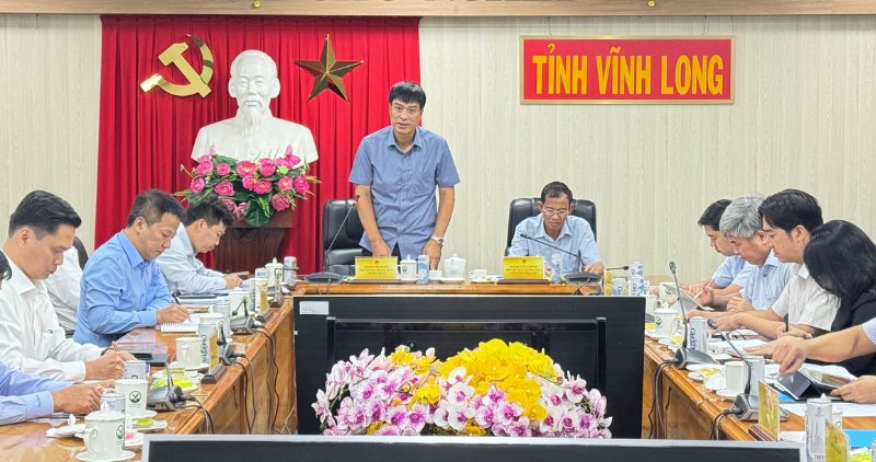 Pham Minh Haの建設副大臣は、Vinh LongとDong Thapとの会議で、ソーシャルハウジングについて話しました。写真：Hoang Loc