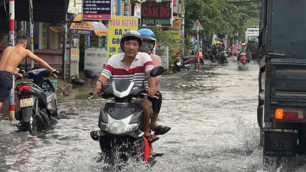 Duong Lien Ap 123, Binh Chanh truoc day ngap trong nuoc. Ảnh: Nhu Quynh