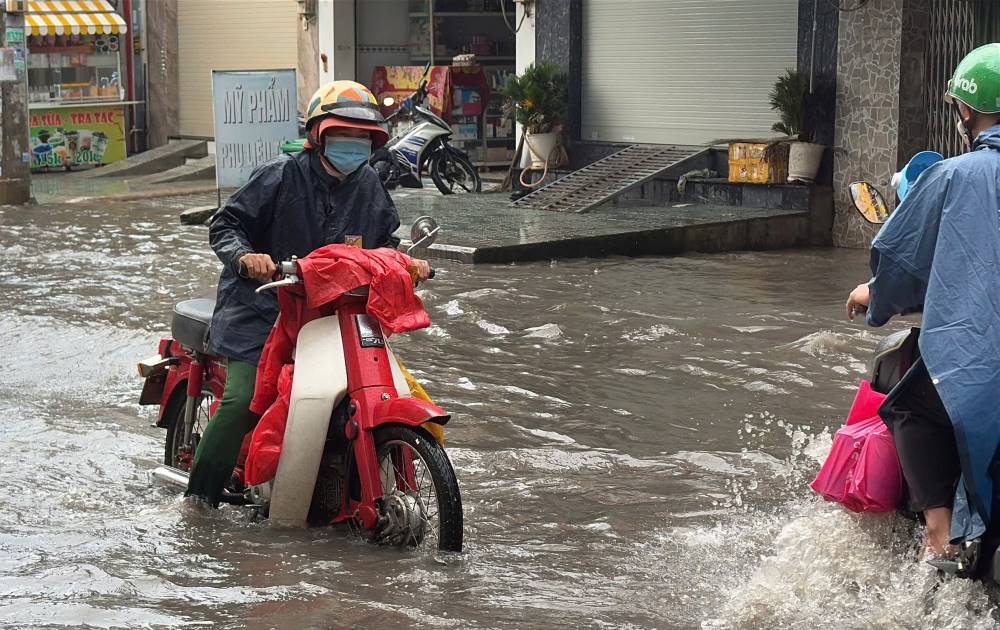 Nhieu xe chet may, nguoi dan bi bom dat bo qua khu vuc ngap. Ảnh: Nhu Quynh
