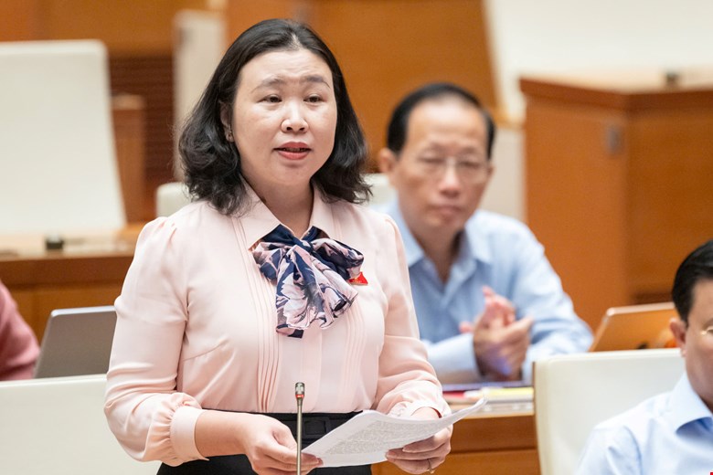 代表団の歌と、ヴァン・シンフ・ファットのケースでの評価作業の量は膨大だったが、法案によると3か月の最大評価期間は不可能だったと言った。写真：quochoi.vn