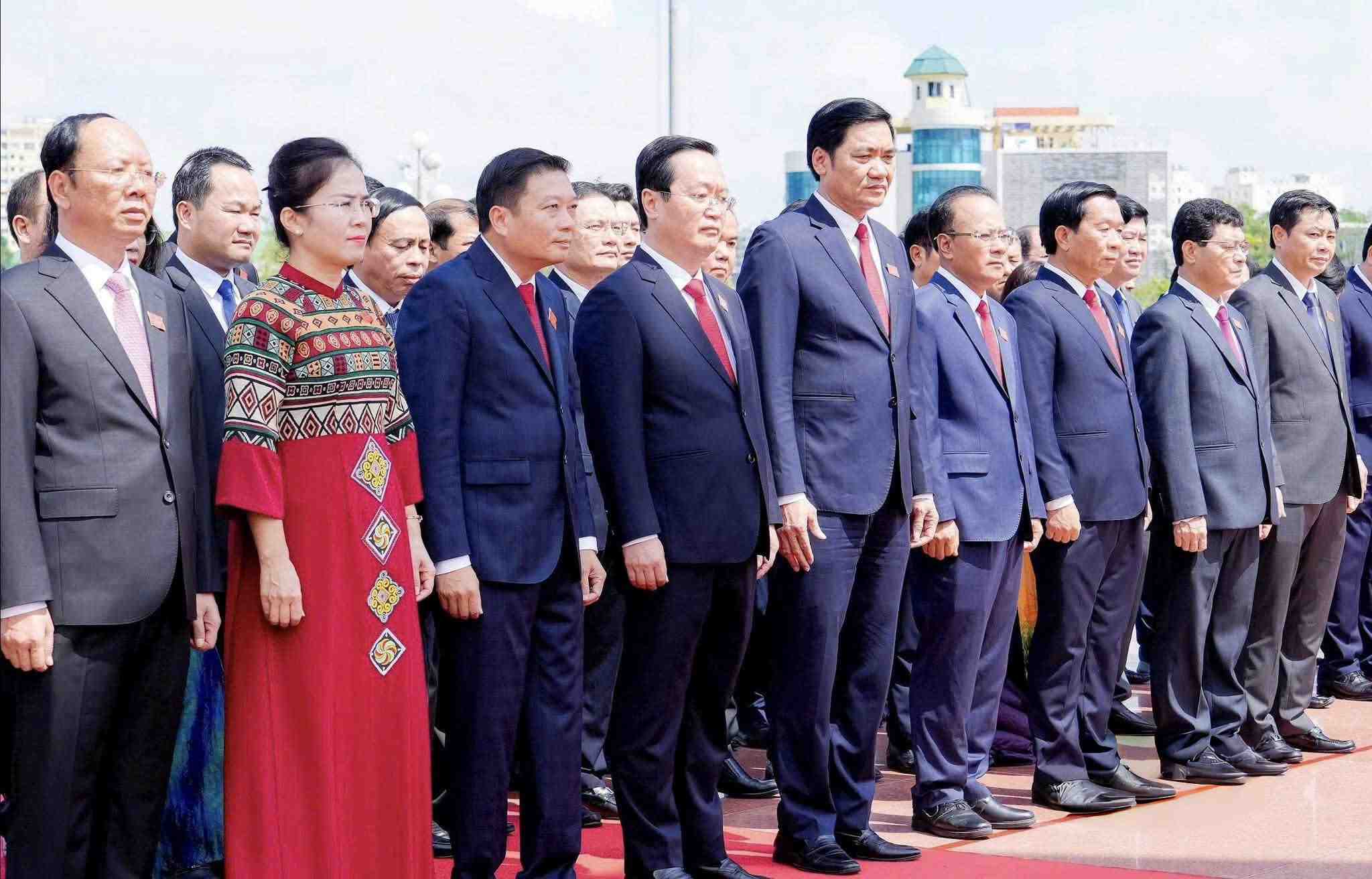 The delegation of the Nghe An Party Congress offered flowers and presented their gifts in front of Uncle Ho's monument. Photo: Pham Bang