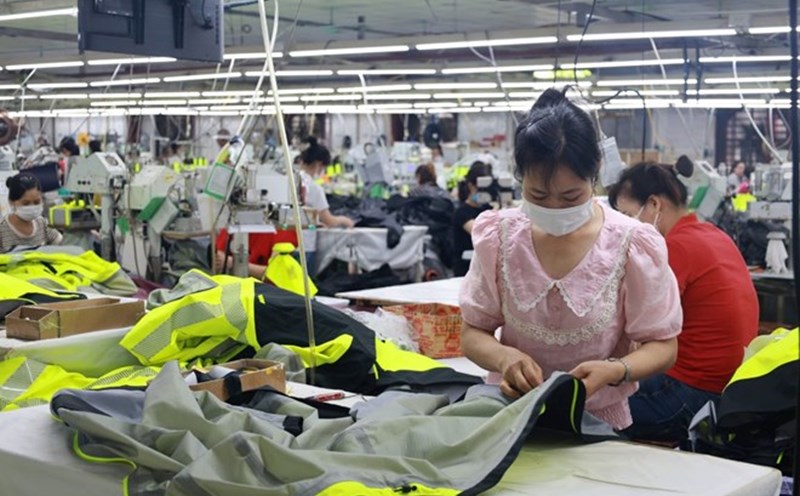 The information about increasing the minimum wage has received much attention from workers. Photo: Que Chi