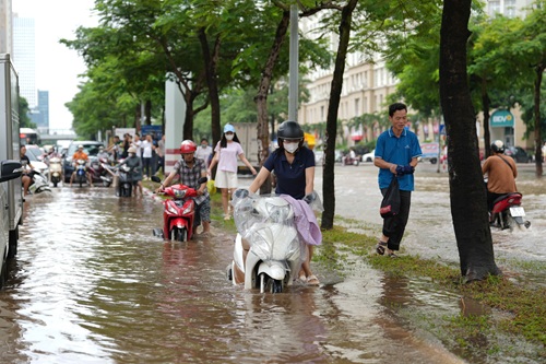 Although the average rainfall was only 250-350mm, Hanoi still had 82 flooded spots. Photo: Song Huu