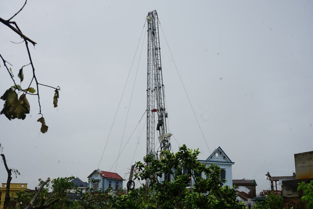 Mot cay cot vien thong bi do ngang. Anh: Quach Du