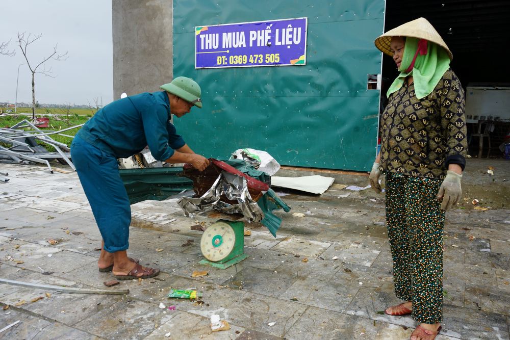 Viec thu gom, mua ban sat vun dien ra khan truong tai thon Phuong Mao. Anh: Quach Du