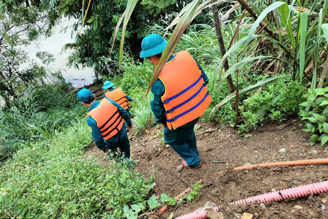 Authorities are searching for the missing victim while swimming across the Chay River. Photo: Provided by the people