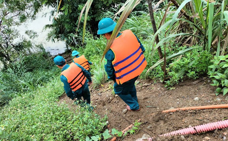 Authorities are searching for the missing victim while swimming across the Chay River. Photo: Provided by the people