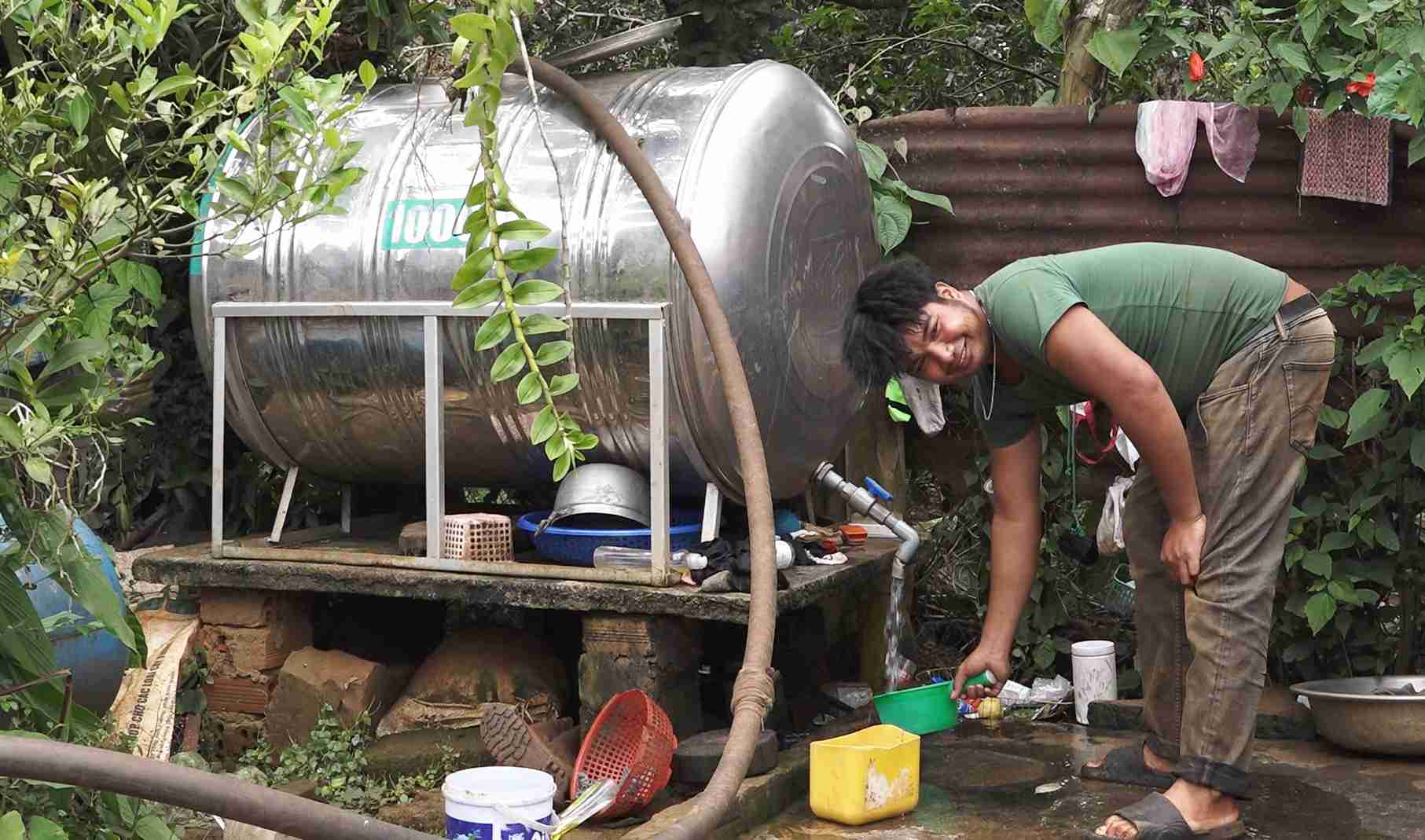 Cuoc song cua nguoi dan vung dong bao dan toc thieu so o xa ngay cang khoi sac, nuoc sinh hoat ve tan cac thon, buon. Anh: Bao Lam