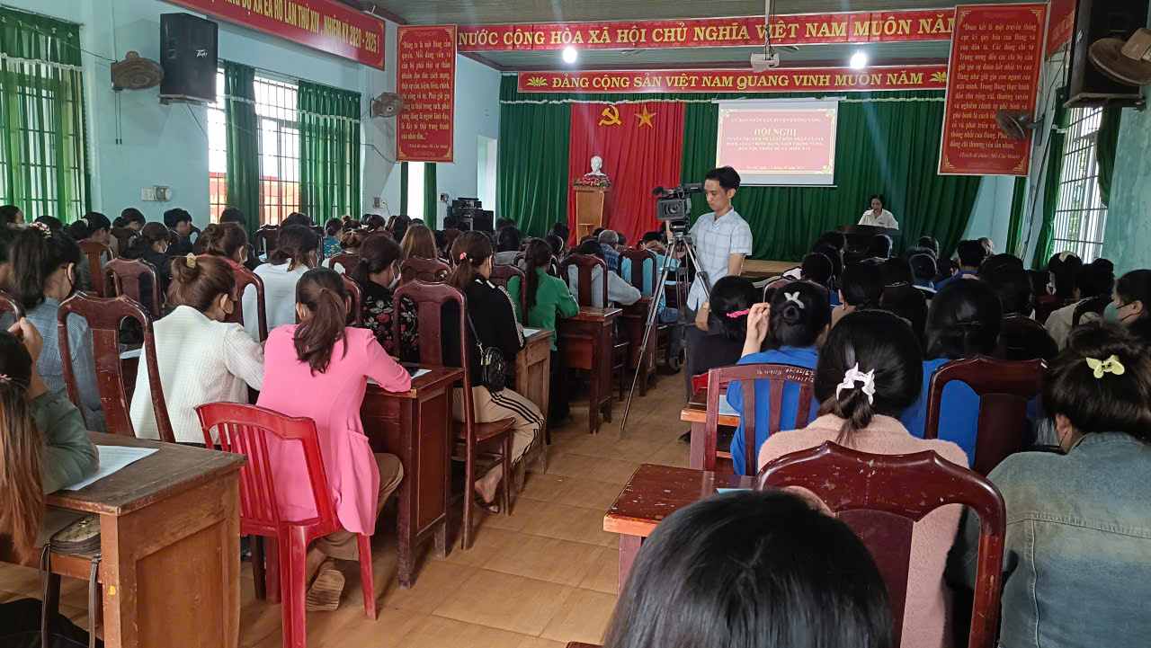 Ba con trong xa duoc tap huan, tuyen truyen de hoc tap chan nuoi, trong trot huong den giam ngheo ben vung. Anh: Bao Lam