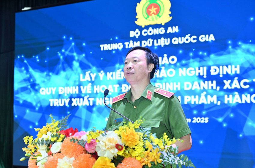 Thiếu tướng Cương nêu về việc Bộ Công an chủ trì xây dựng Nghị định quy định về hoạt động định danh, xác thực và truy xuất nguồn gốc sản phẩm, hàng hóa. Ảnh: Bộ Công an