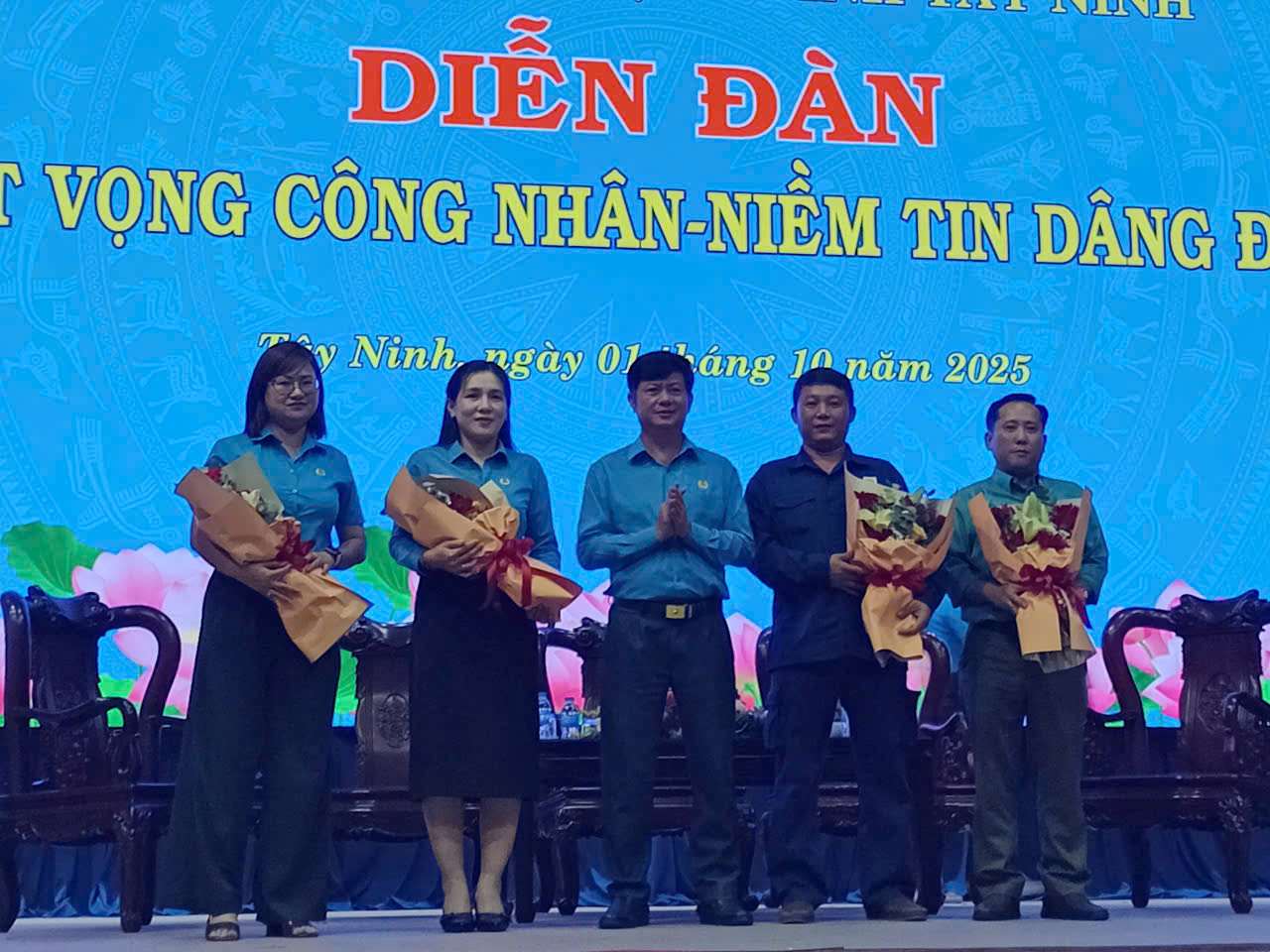 Chairman of the Tay Ninh Provincial Federation of Labor - Mr. Tran Le Duy - presented flowers to delegates who have made many contributions to the Forum. Photo: Ky Quan.