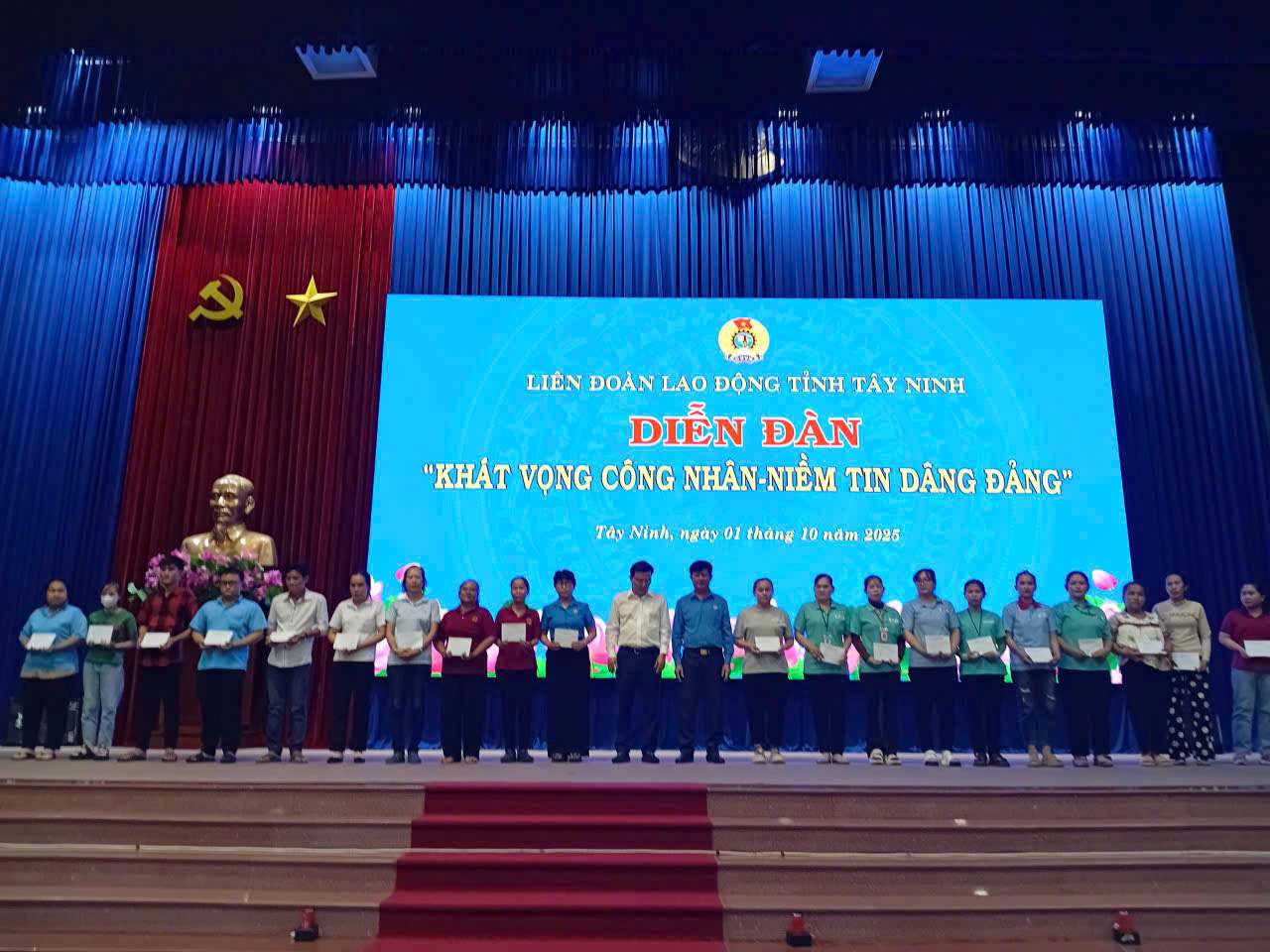 Tang qua cho CNLD. Anh: Ky Quan.