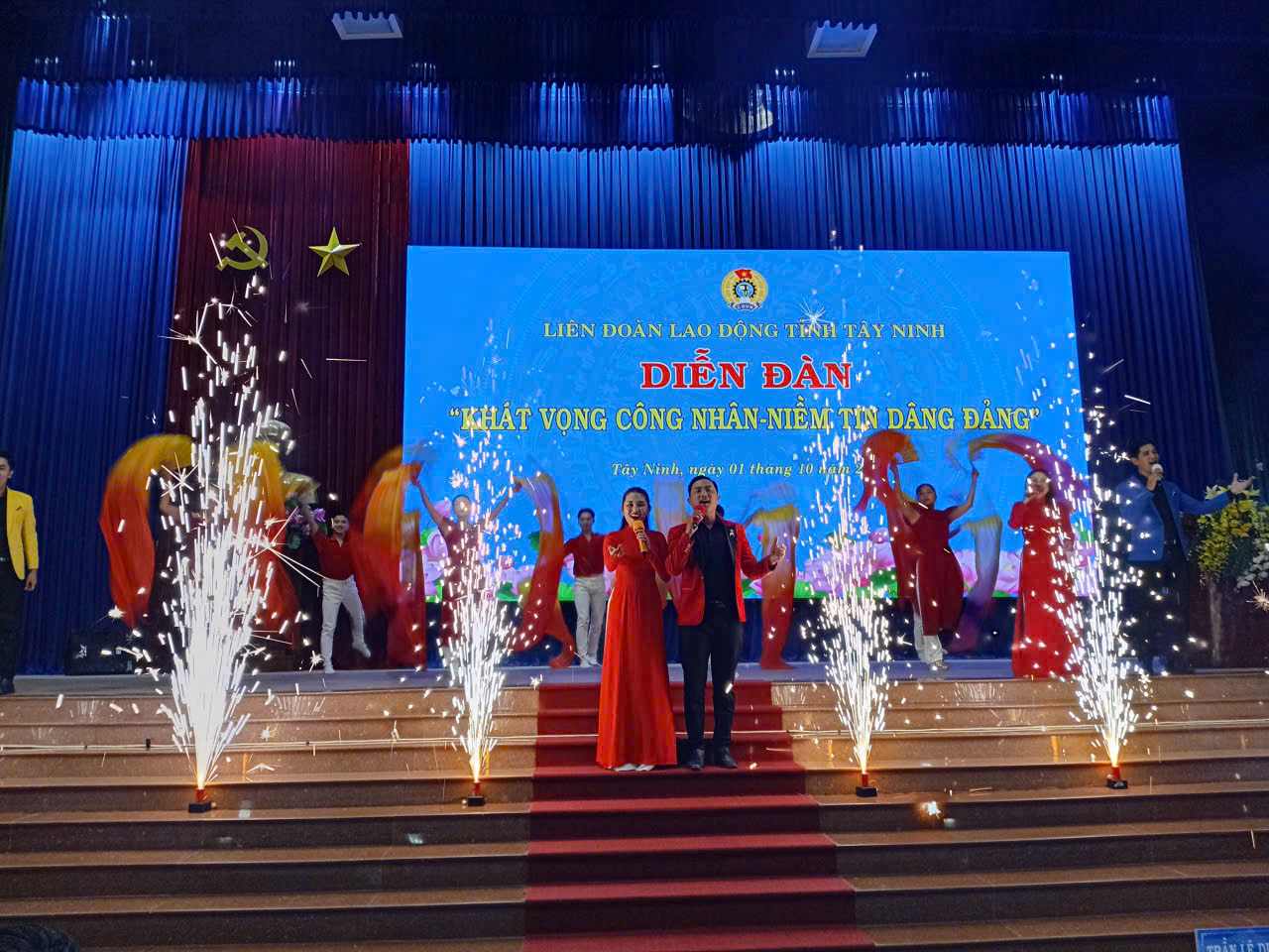 Van nghe chao mung. Anh: Ky Quan