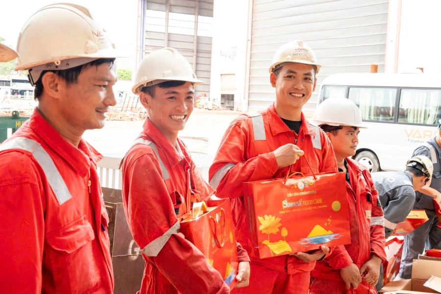 En plus de participer a la formation les travailleurs reçoivent egalement des cadeaux du syndicat a l'occasion de la Saint-Valentin. Photo : CDCS