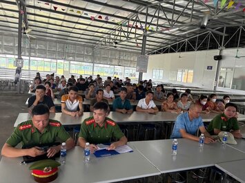 Công an xã tuyên truyền, phổ biến pháp luật cho công nhân tại Công ty TNHH Tiên Phong Thái Bình. Ảnh: Công an tỉnh Hưng Yên