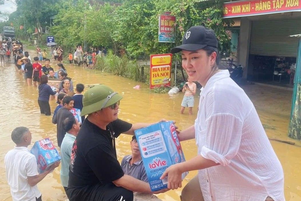 Miss Nguyen Thi Huyen como Jefa de la delegacion benefica entrega regalos para apoyar a los afectados por las inundaciones en la comuna de Tan Ky y la comuna de Nghia Hanh (Nghe An). Foto: Ngoc Anh