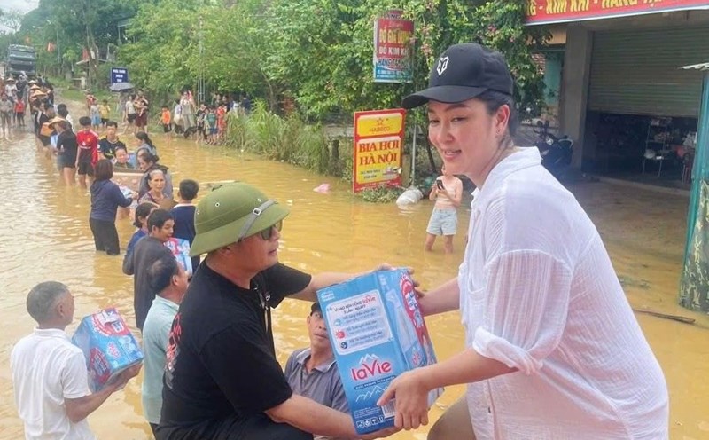 Miss Nguyen Thi Huyen is the Head of the charity group giving gifts to support people affected by floods in Tan Ky and Nghia Hanh communes (Nghe An). Photo: Ngoc Anh