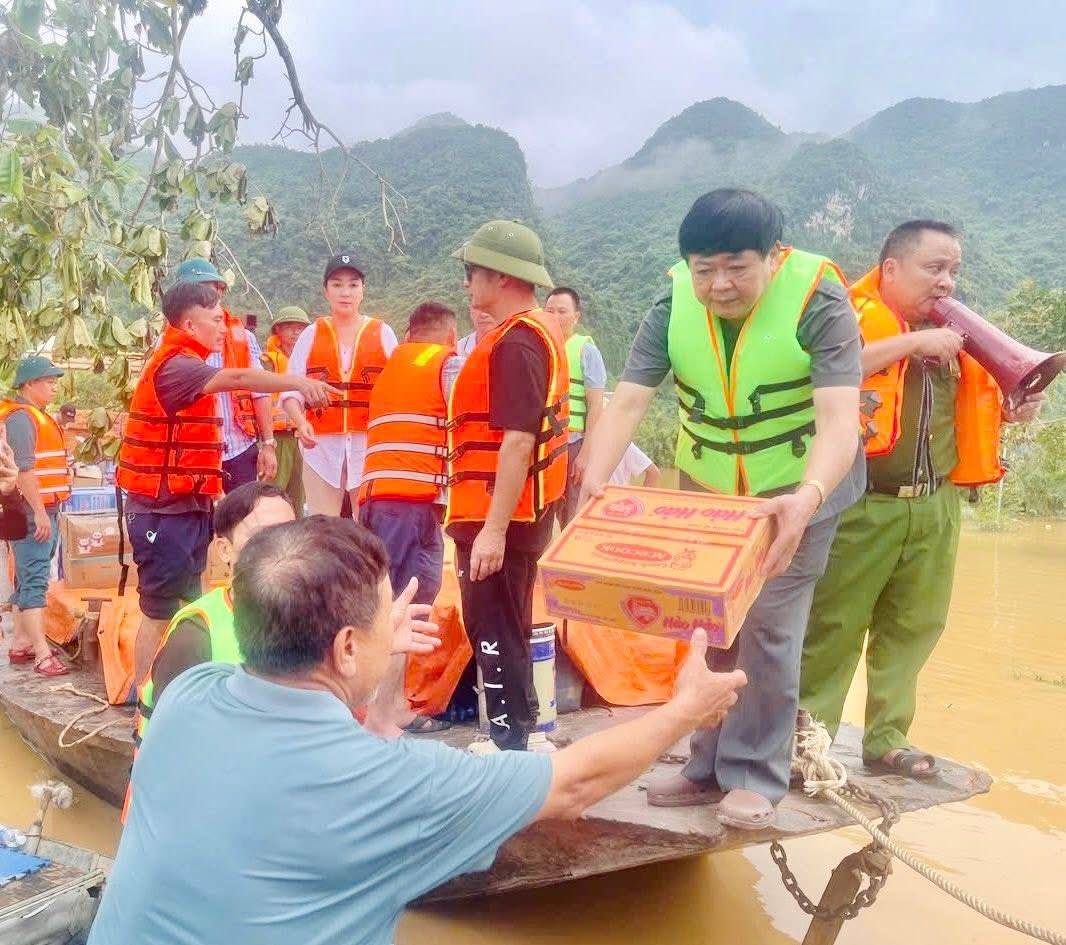 Ong Nguyen The Ky - nguyen Tong Giam doc Dai Tieng noi Viet Nam trao qua cho ba con vung lu. Anh: Ngoc Anh