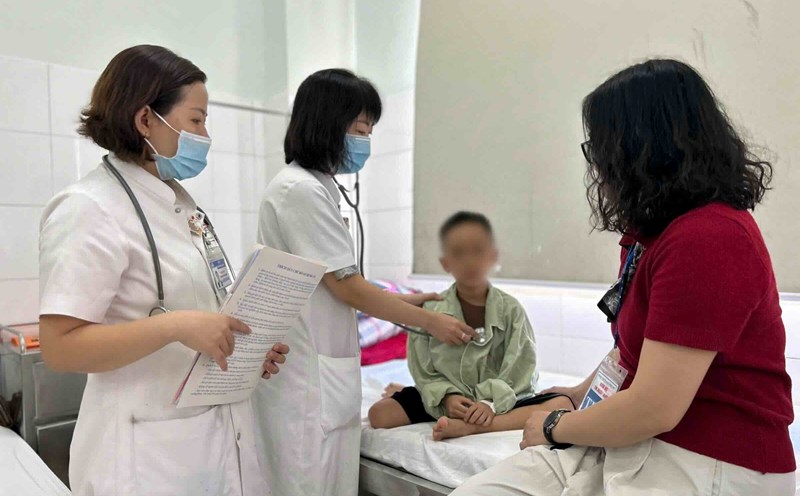 Doctors examined and cared for the child. Photo: Phuc Dat.
