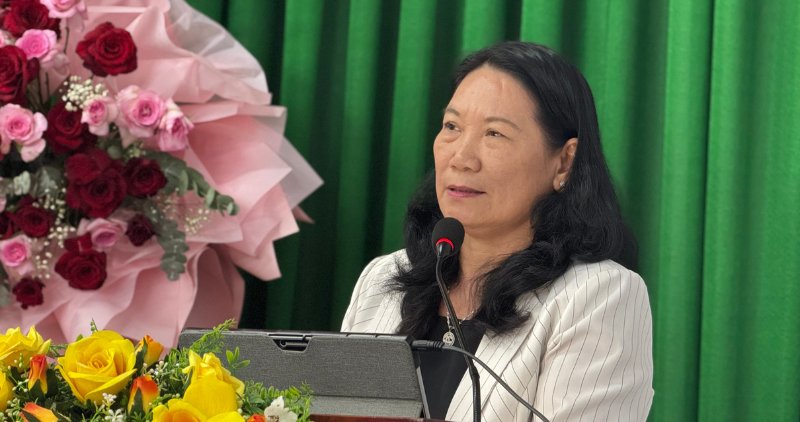 Ba Nguyen Thi Be Muoi - Pho Chu tich UBND tinh Vinh Long, phat bieu tai Hoi nghi tong ket trien khai Ho so benh an dien tu. Anh: Hoang Loc