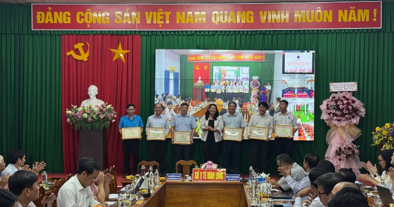 Lanh dao tinh khen thuong nhieu tap the, ca nhan co thanh tich xuat sac trong trien khai Ho so benh an dien tu. Anh: Hoang Loc