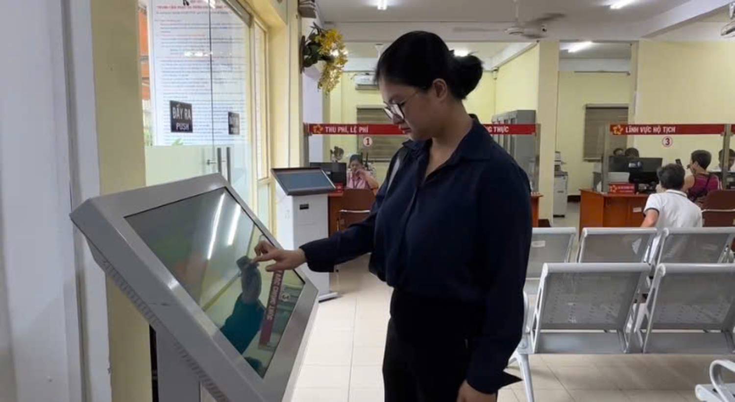 Ho Chi Minh City residents escape the scene of going to do administrative procedures using paper documents