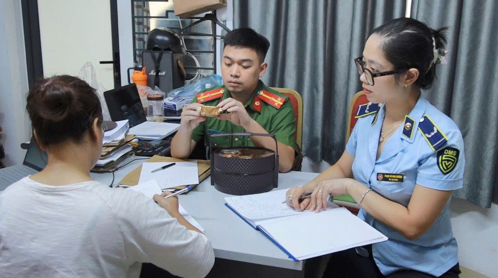 Toàn bộ 2.500 bánh trung thu đều do nước ngoài sản xuất, không có hóa đơn chứng từ, không bảo đảm điều kiện an toàn thực phẩm. Ảnh: QLTT