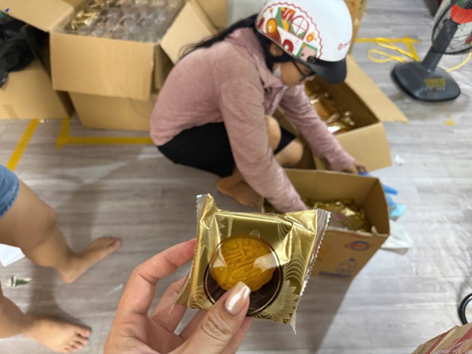 Bánh trung thu Lava trứng chảy được quảng cáo là hàng nội địa Trung nhưng không có hóa đơn. Ảnh: PV