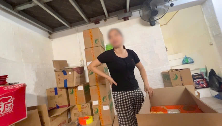 Bánh trung thu Lava trứng chảy được chủ cửa hàng cho biết không xuất được hóa đơn chứng từ. Ảnh: PV