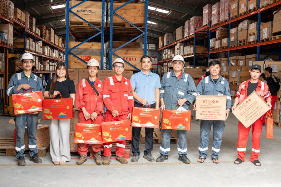Vard Vung Tau Trade Union presents Mid-Autumn Festival gifts to union members and workers. Photo: Trade Union