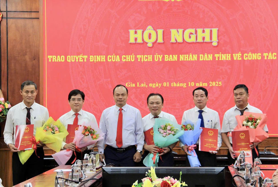 Vice Chairman of Gia Lai Provincial People's Committee Duong Mah Tiep presented the Decision and presented flowers to congratulate the transferred and appointed officials. Photo: Hoang Thao