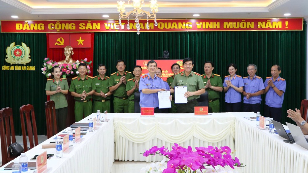 Ky ket quy che phoi hop giua Cong an tinh An Giang voi VKSND tinh An Giang. Anh: Tien Dung 