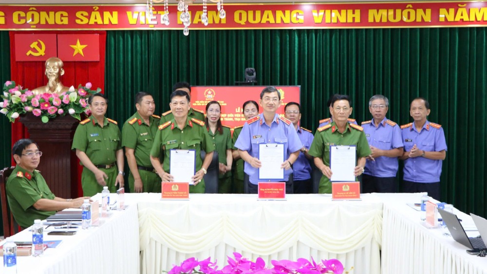 Ky ket Quy che giua VKSND tinh An Giang voi Trai giam Dinh Thanh va Trai giam Kenh 7. Anh: Tien Dung
