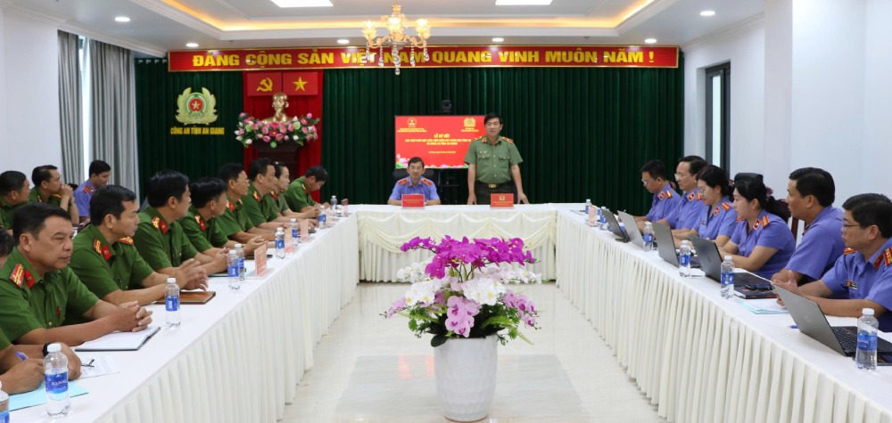 Signing ceremony of the Regulations on coordination in temporary detention, temporary detention and execution of criminal sentences at the hall of An Giang Provincial Police. Photo: Tien Dung
