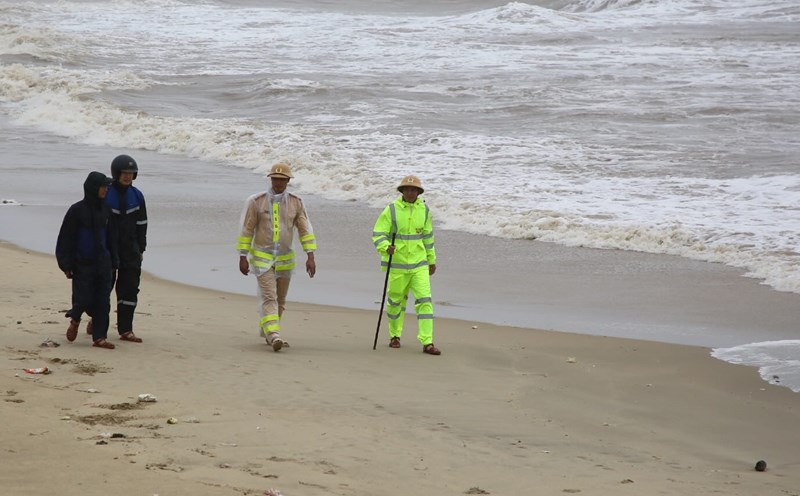 Authorities are searching for missing people along the coast. Photo: Cong Sang