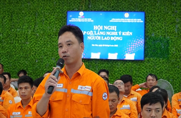 Workers expressed their opinions at the meeting. Photo: Thanh Huong