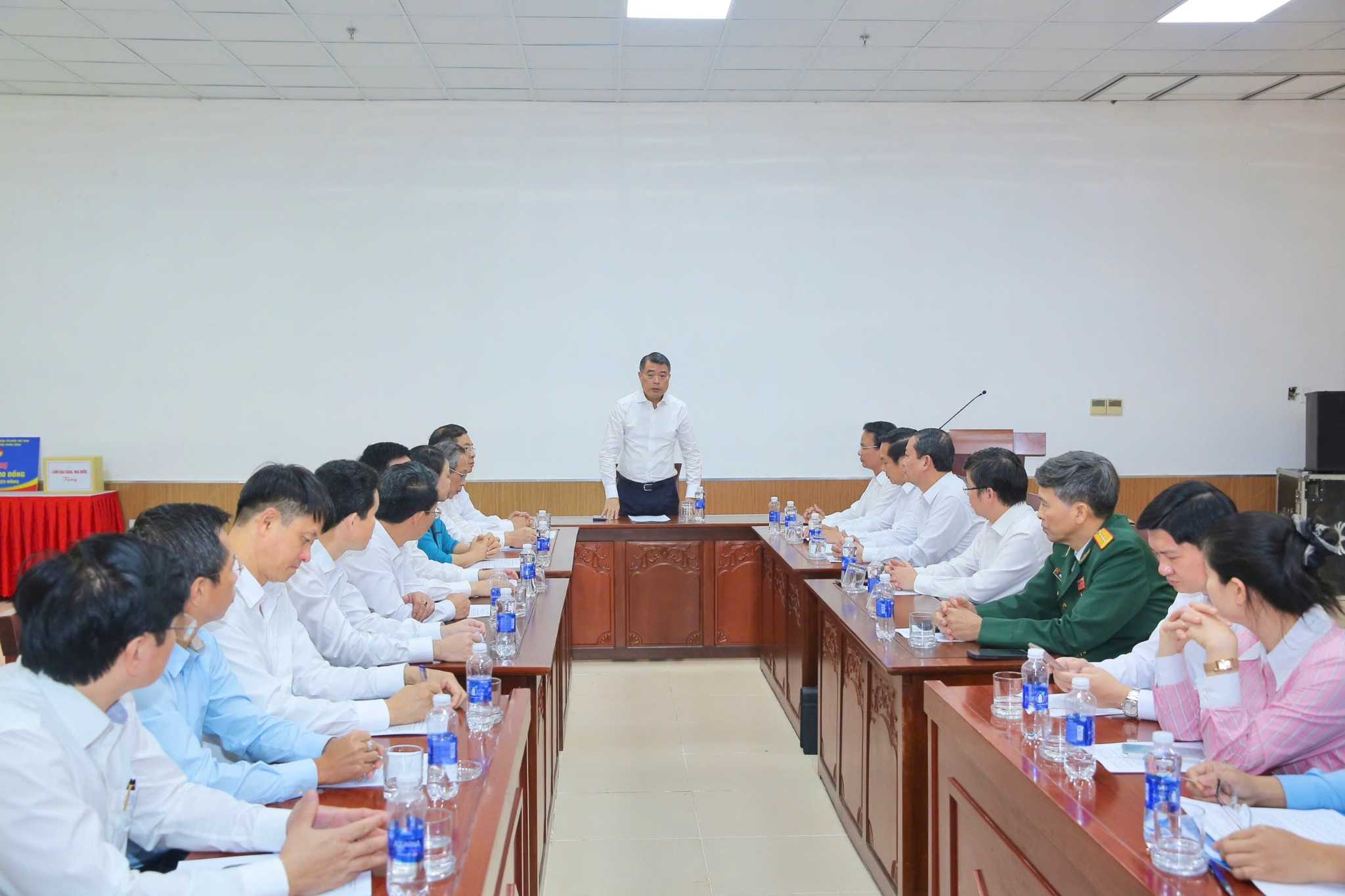 Politburo member, Secretary of the Party Central Committee, Head of the Central Organization Committee Le Minh Hung and the Central working delegation listened to a report on the damage caused by storm No. 10 in Ninh Binh. Photo: Nguyen Truong