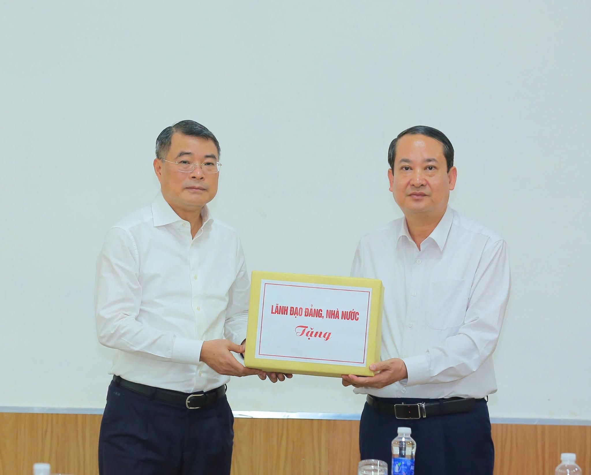 Truong Ban To chuc Trung uong Le Minh Hung (ben trai) trao ho tro cua lanh dao Dang, Nha nuoc cho tinh Ninh Binh khac phuc hau qua bao so 10. Anh: Nguyen Truong