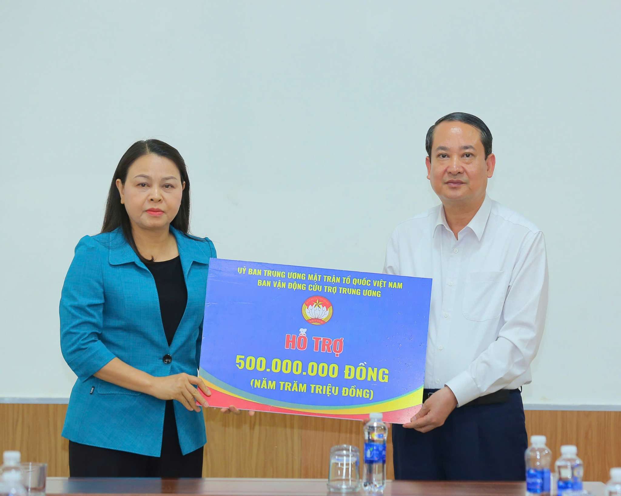 Ba Nguyen Thi Thu Ha, Uy vien Trung uong Dang, Pho Chu tich, Tong Thu ky Uy ban Trung uong MTTQ Viet Nam trao ho tro cua Uy ban Trung uong MTTQ Viet Nam cho tinh Ninh Binh. Anh: Nguyen Truong