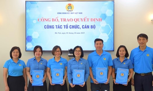 Lãnh đạo Công đoàn Dệt may Việt Nam trao Quyết định cho các cán bộ. Ảnh: Thu Mai