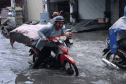 Les rues de Ho Chi Minh-Ville se transforment en rivieres apres de fortes pluies les habitants ont du mal au milieu de l'eau
