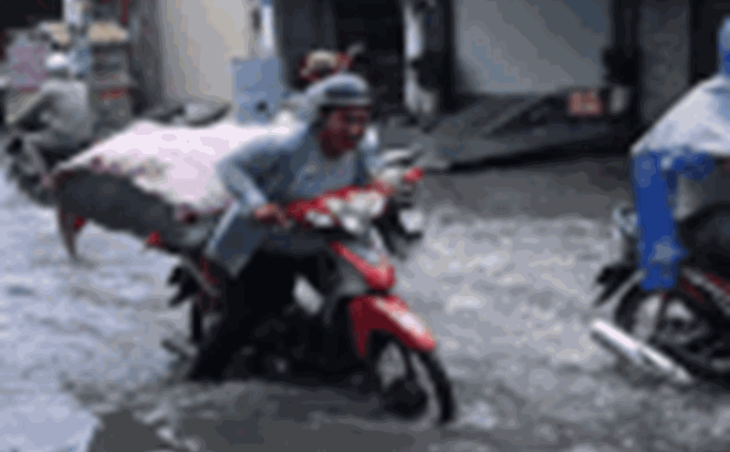 Ho Chi Minh City streets are flooded after heavy rain, people struggle in the water