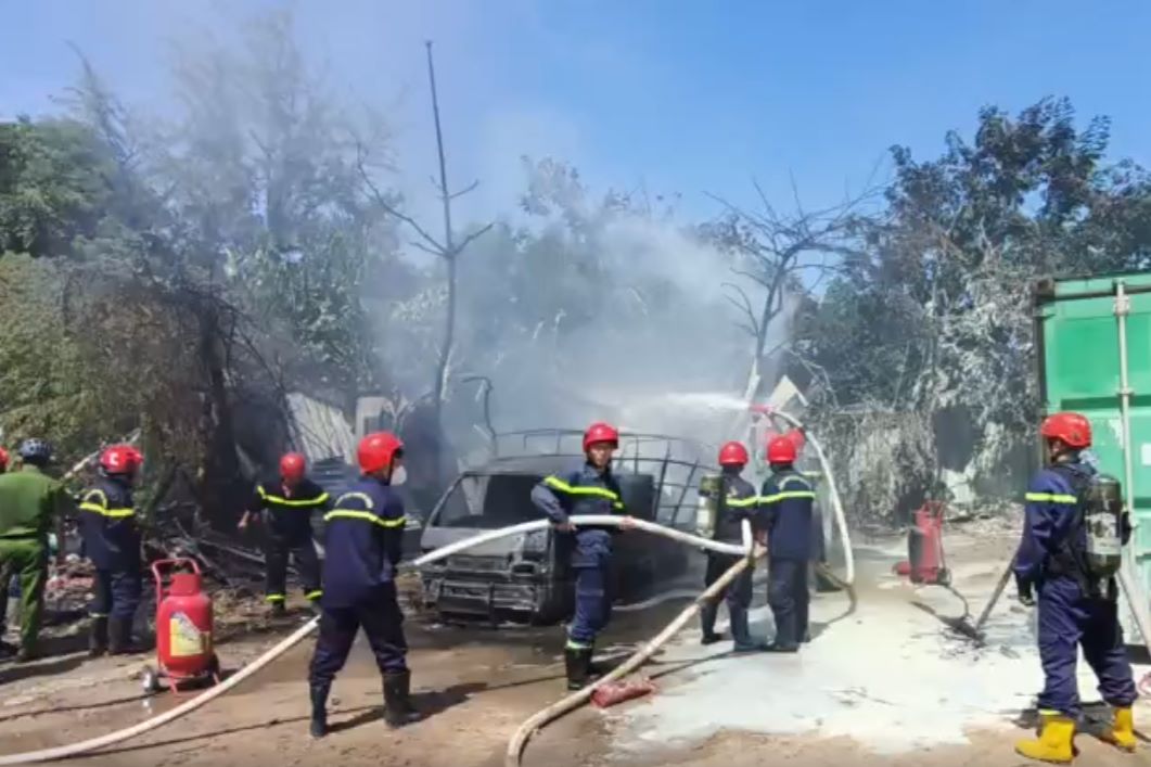 다낭에서 한낮에 주차장 화재를 제때 진압했습니다. 사진: 기능 부대