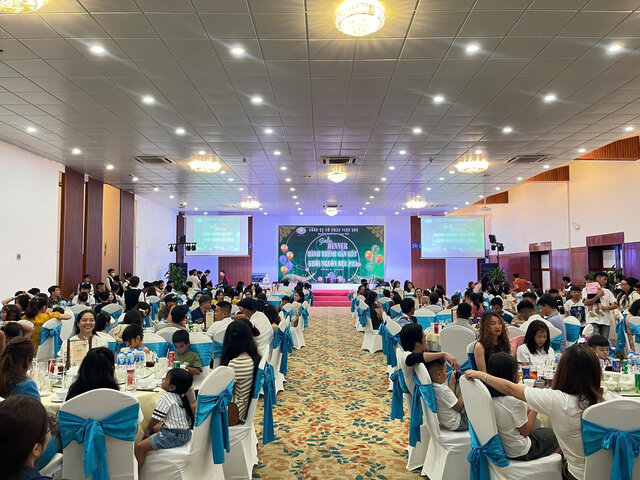 Tiec Gala Dinner ghi nhan va cam on dong gop cua cong nhan lao dong trong hoat dong san xuat kinh doanh. Anh: Lam Duc