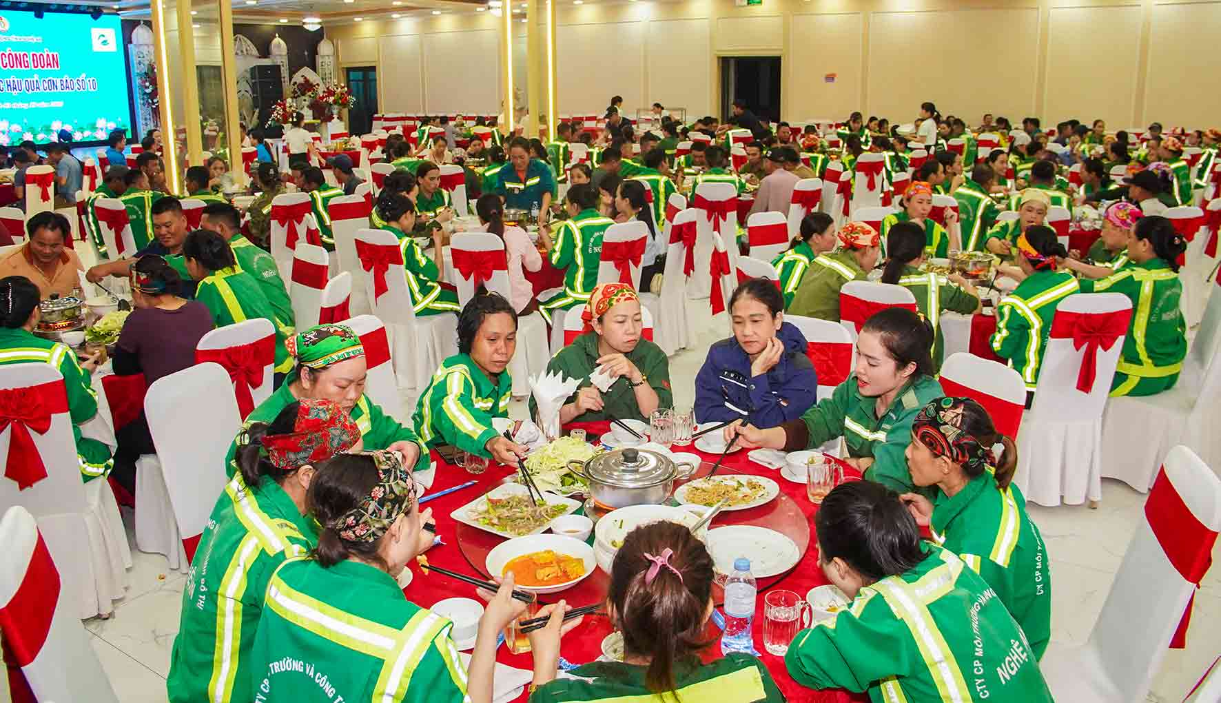 응에안 환경 및 도시 공사 주식회사 노동자 300명이bel 노동조합 점심 식사에 참여하고 있습니다. 사진: 듀이 쯔엉