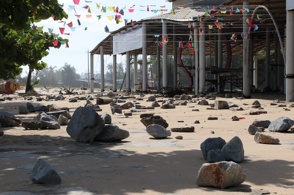 Des centaines de rochers de protection contre les vagues volent dans les magasins apres la tempete n° 10. Photo : Nguyen Luan