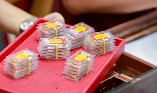 Đầu giờ chiều 1.10, giá vàng miếng SJC niêm yết ở ngưỡng 136-138 triệu đồng/lượng (mua vào - bán ra). Ảnh: Hải Nguyễn