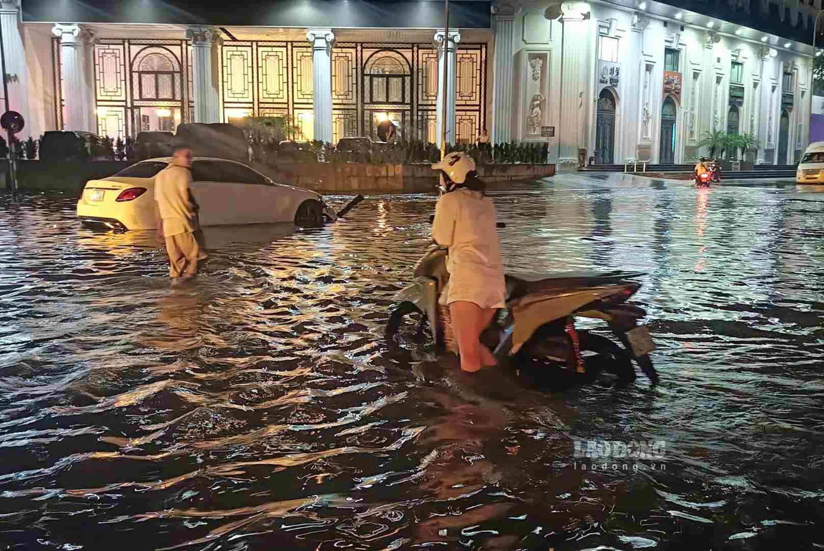 Hoang Trong Mau Street, Hanoi was flooded after heavy rain on September 30. Photo: Hai Danh