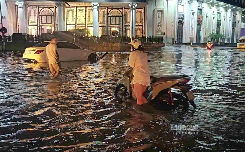 Hoang Trong Mau Street, Hanoi was flooded after heavy rain on September 30. Photo: Hai Danh