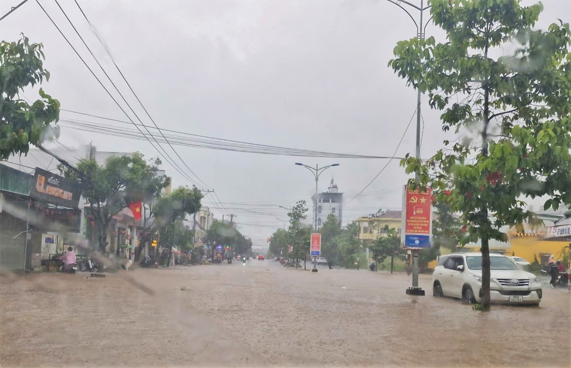 Heavy rain lasted for many hours in areas around Bao Loc city (old), Lam Dong. Photo: Lam Hong